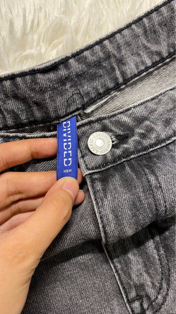 H&M Divided Denim Cargo Pants (Category: Jeans) located in Caloocan City. Submitted by ky.mndjr (Listing ID 1405470008, Image 3). Description: H&M divided denim cargo pants size: xs - small waistline: 24 - 25 length: 39 inches color: black never been used.