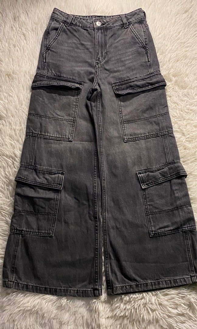H&M Divided Denim Cargo Pants (Category: Jeans) located in Caloocan City. Submitted by ky.mndjr (Listing ID 1405470008, Image 1). Description: H&M divided denim cargo pants size: xs - small waistline: 24 - 25 length: 39 inches color: black never been used.