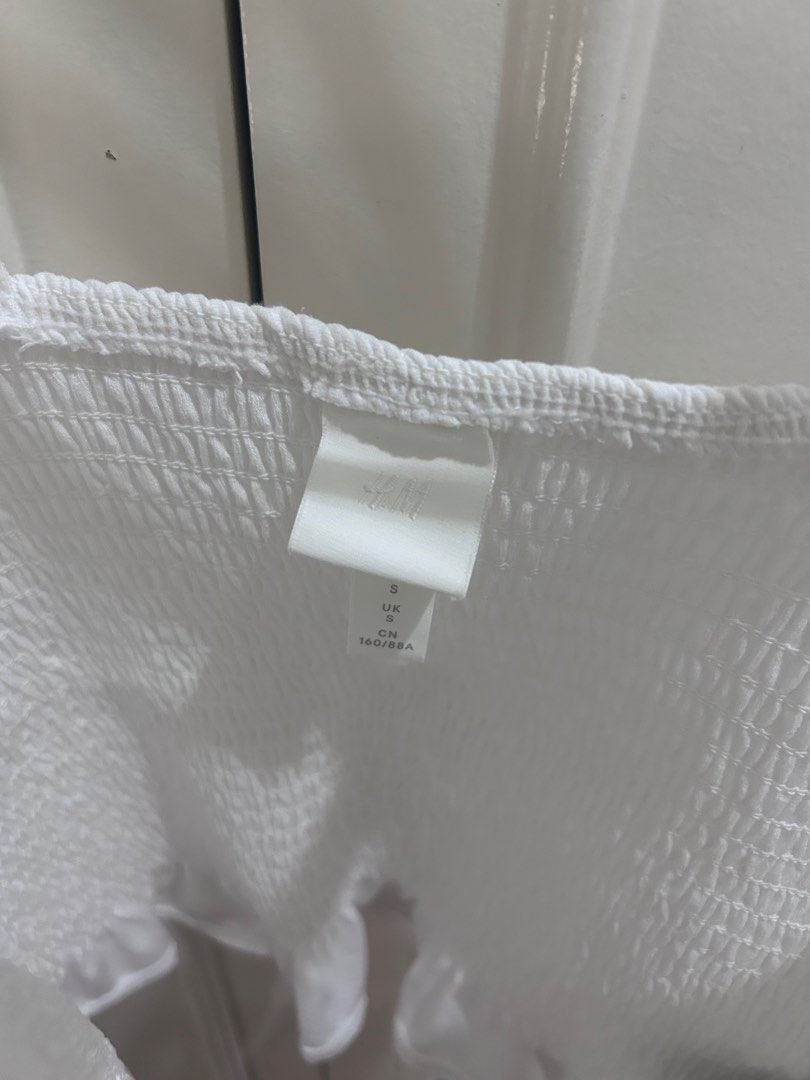 H&M White Smocked Top (Category: Sleeveless) located in Davao. Submitted by cuoredetres (Listing ID 1405362513, Image 2). Description: - H&M white smocked top - Size: S - Features a square neckline - Thick straps - Ruffled hem - Made of textured fabric - Perfect for a casual, summery look.
