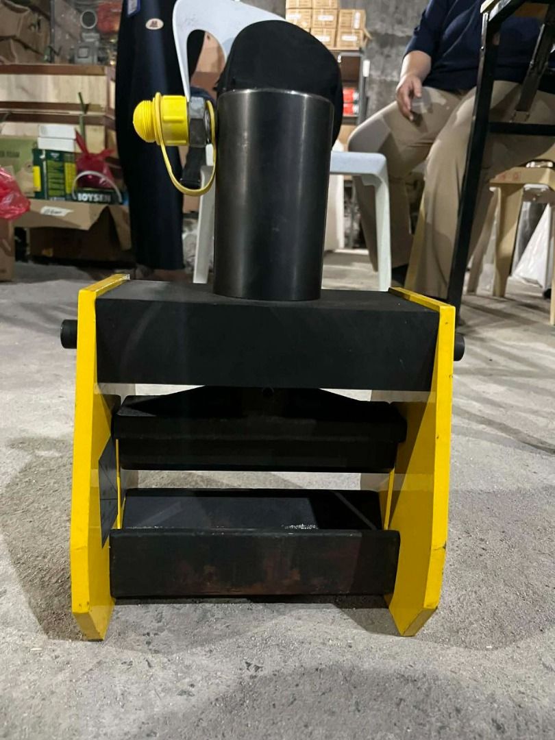 Hydraulic Flat Bar Bender (Category: Construction Tools & Equipment) located in Manila. Submitted by joeyroque09 (Listing ID 1405392638, Image 1). Description: Hydraulic Flat Bar Bender.