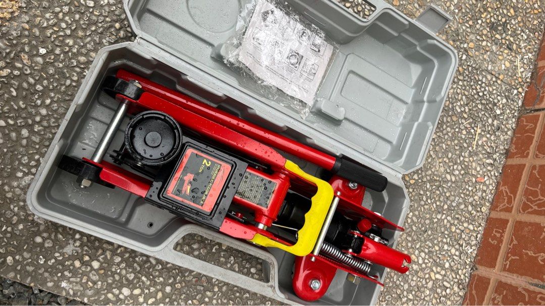 Hydraulic Floor Jack (Car) (Category: Construction Tools & Equipment) located in San Pedro. Submitted by ashleycake (Listing ID 1405421103, Image 2). Description: Bought it at Ace Hardware Rarely used Good as new Price is slightly negotiable .