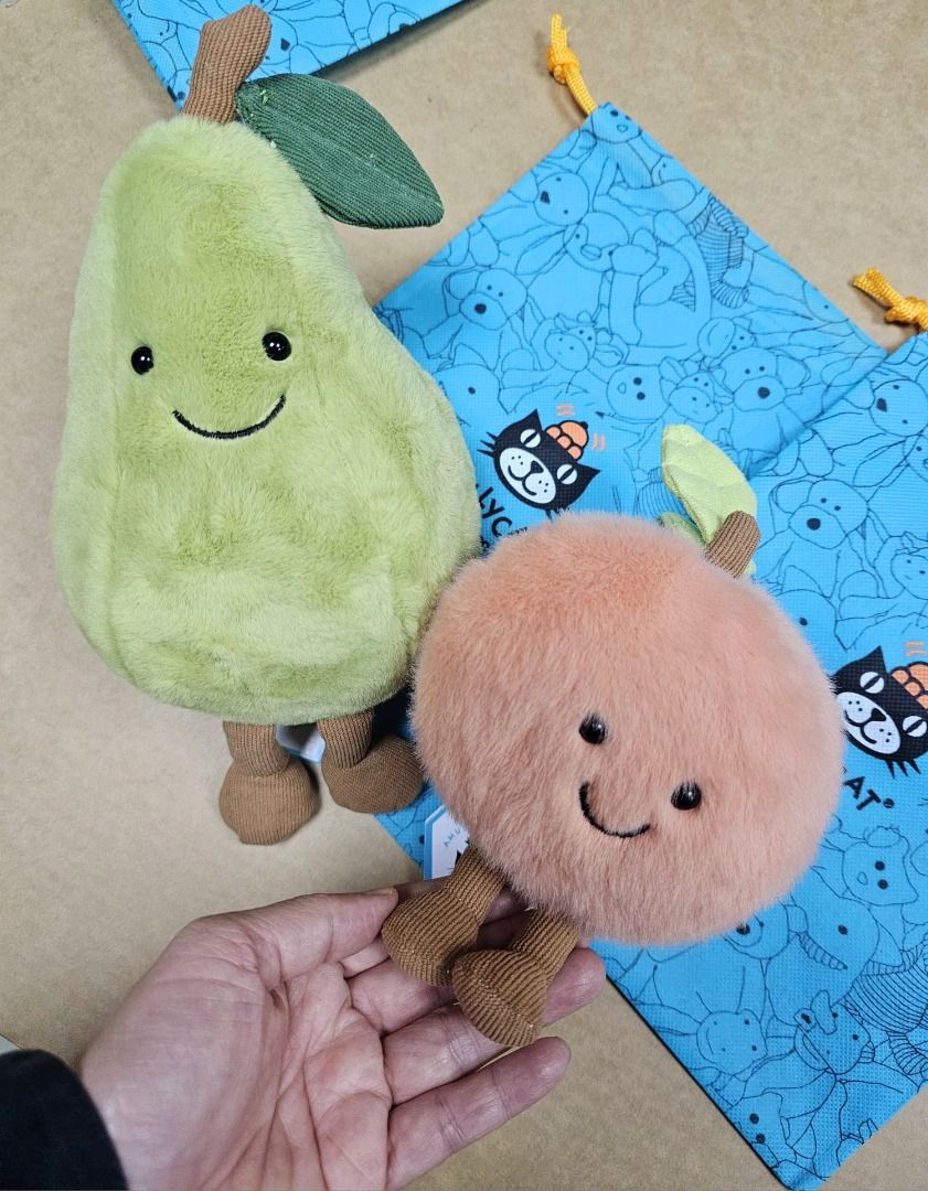 現貨即寄，隨訂貨返，Jellycat梨公仔（梨已經售出，可訂，thx)和水蜜桃公仔，手快有。特價$159/個，兩個包郵，全部配有品牌防塵袋 ...