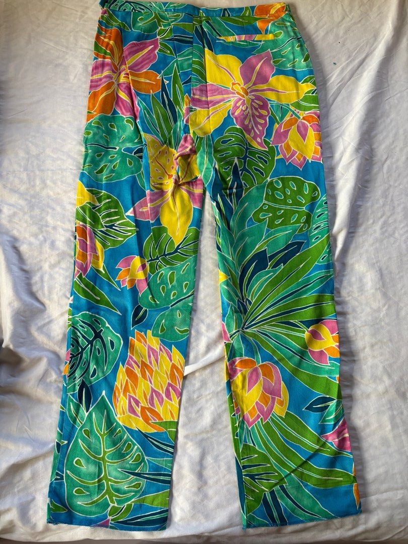 POLO Ralph Lauren Pants Green Label (Category: Other Bottoms) located in Tarlac. Submitted by vectorreyes (Listing ID 1405401835, Image 2). Description: - Green Label 🏷️ - Colorful floral print pants - Size 8 - Zipper and button closure - Made in Sri Lanka - Fabric: 97% cotton, 3% spandex -can fit 30-33 inches.