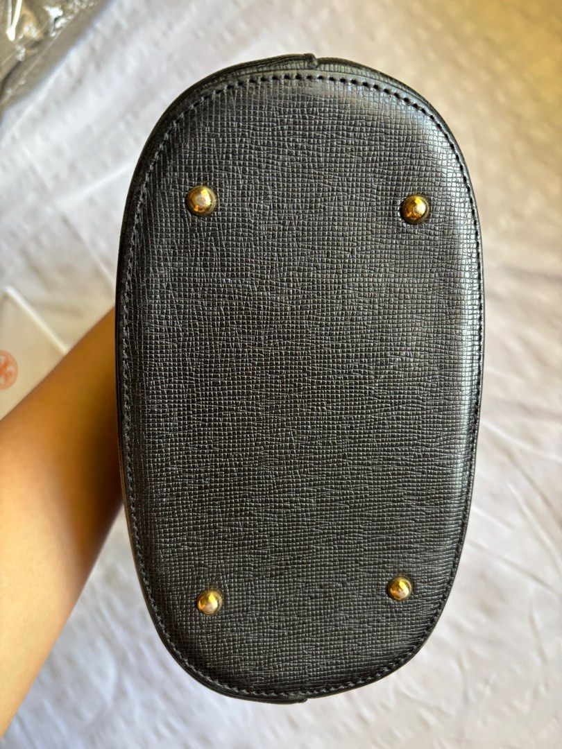 MCM Vintage Hand bag (Category: Shoulder Bags) located in Tarlac. Submitted by vectorreyes (Listing ID 1405396388, Image 3). Description: Authentic MCM With code Vintage No issue Very clean Personal use.