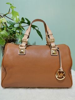 (Category: ) located in . Submitted by sophiasamcloset (Listing ID 1405522930, Image 1). Description: .