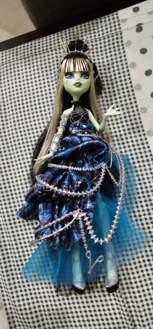 Monster High Frankie Stein Stitched in Style (Category: Figurines & Statues) located in Caloocan City. Submitted by jho0618 (Listing ID 1405481782, Image 2). Description: No issues, displayed only :3 comes with original stand and box fixed price mop: gcash mod: jnt.