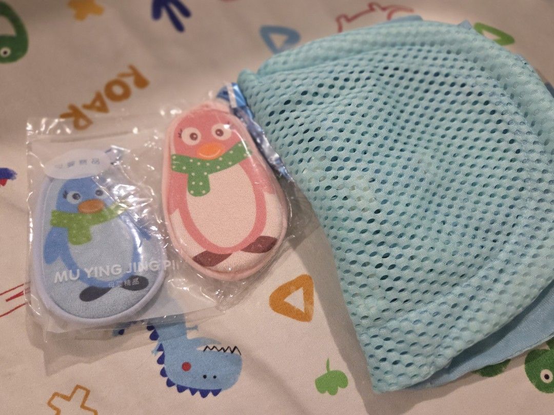 Newborn baby bathtub support + 2 bath sponge (Category: Bathtub & Bath Accessories) located in San Juan City. Submitted by bennybonanza (Listing ID 1405371304, Image 2). Description: Never used, stored only Bathtub support for newborn/small baby 2 bath sponges (penguin design) Take as a set - New condition - Pls manage your expectations, items are all preloved, personally owned. Not ukay. - Delivery c/o Buyer. Pickup QC near Robinson Opus..