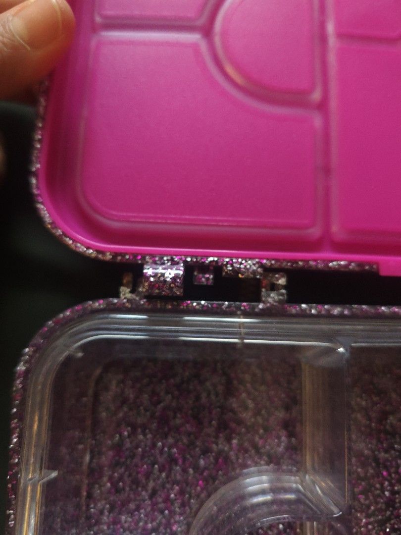 ORIGINAL SMIGGLE BENTO BOX (Category: Weaning & Toddler Feeding) located in Quezon City. Submitted by desireditem (Listing ID 1405420797, Image 3). Description: LAST PRICE POSTED. SEE PICS FOR FLAWS can be repaired by resin.