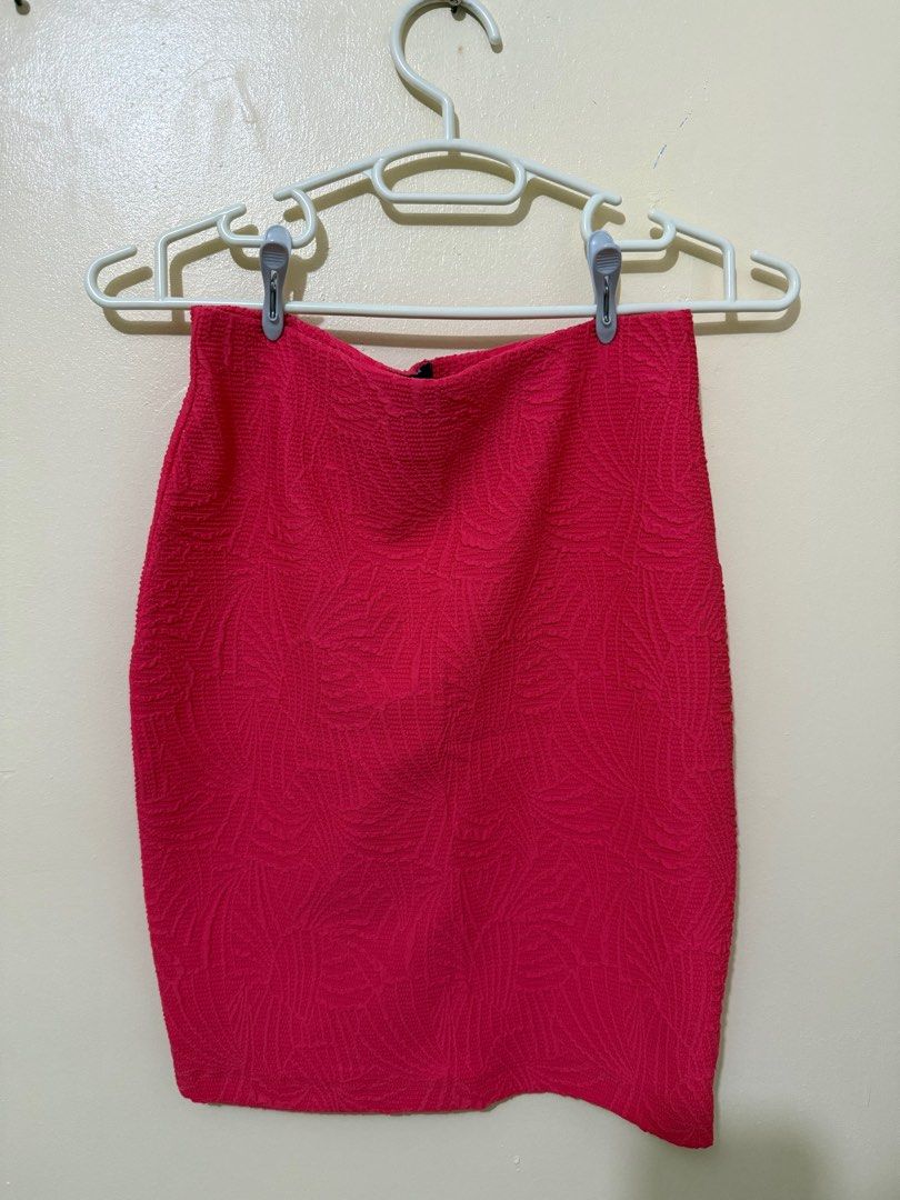 Plains & Prints Coral Skirt (Category: Skirts) located in Manila. Submitted by iamroxv (Listing ID 1405502391, Image 1). Description: - Plains & Prints coral skirt - Size: S (Philippines), EUR 8, US 4 - Features textured fabric - Zipper closure.