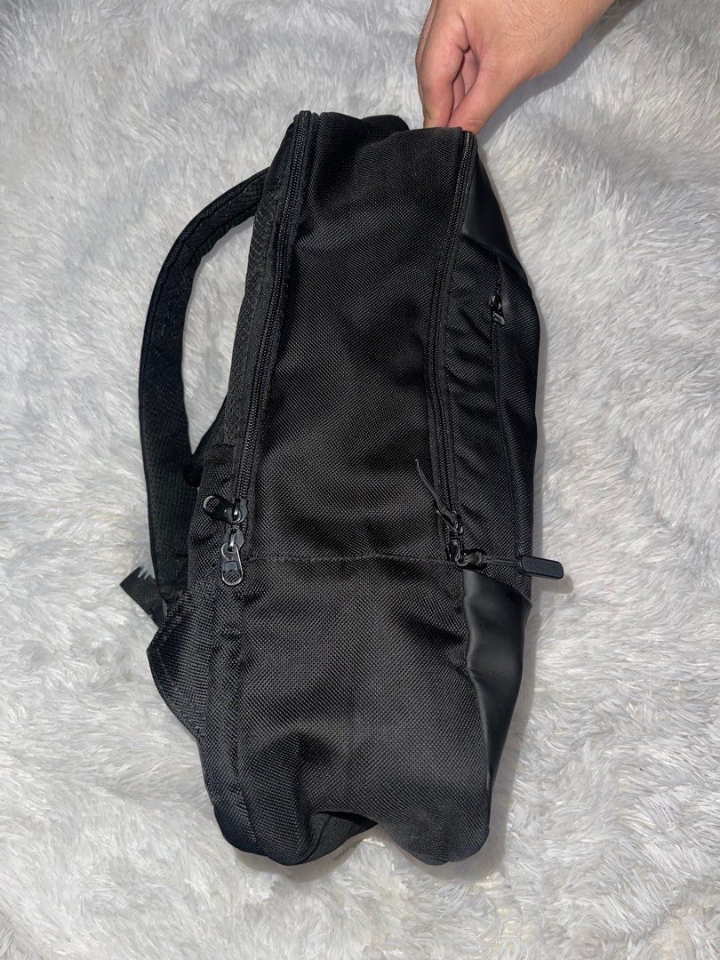 Samsonite ITECH-ICT laptop backpack (Category: Backpacks) located in Pasig City. Submitted by cozyclurb (Listing ID 1405498883, Image 3). Description: Dimensions: 15" W x 19" L x 6" D Authentic - Preloved Fading logo, ink stains inside, small hole and missing zipper pull tag Condition: 8/10 Location: Pasig .