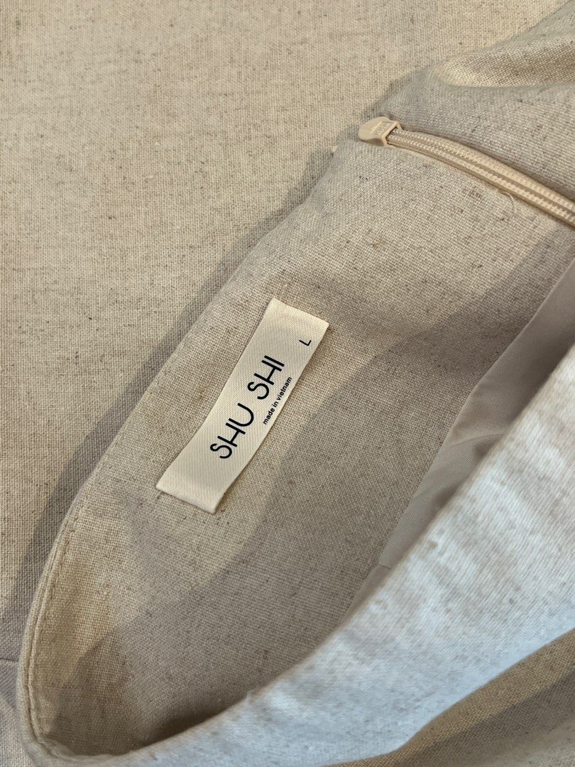Shu Shi Linen Skirt (Category: Skirts) located in Bacolod City. Submitted by shopwithesa (Listing ID 1405526469, Image 3). Description: - Shu Shi cream-colored linen skirt - Worn once and can send ww photo - Size: L - Design: Classic, with a side slit - Closure: Zipper - Material: Lightweight linen.