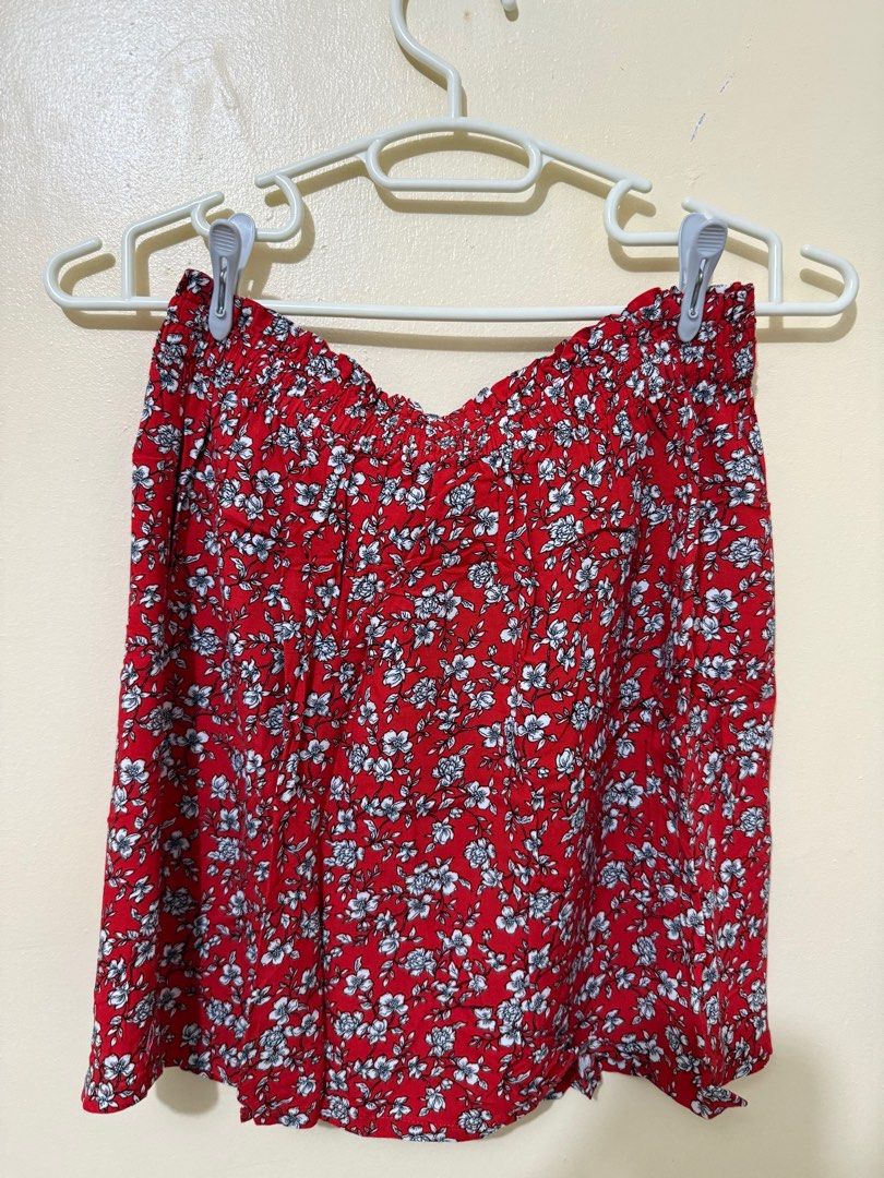 Terranova Floral Skirt (Category: Skirts) located in Manila. Submitted by iamroxv (Listing ID 1405502509, Image 1). Description: - Terranova red floral skirt - Features an elastic waistband - Vibrant red base with white floral pattern - Mini skirt style - Ideal for casual outings and summer events.