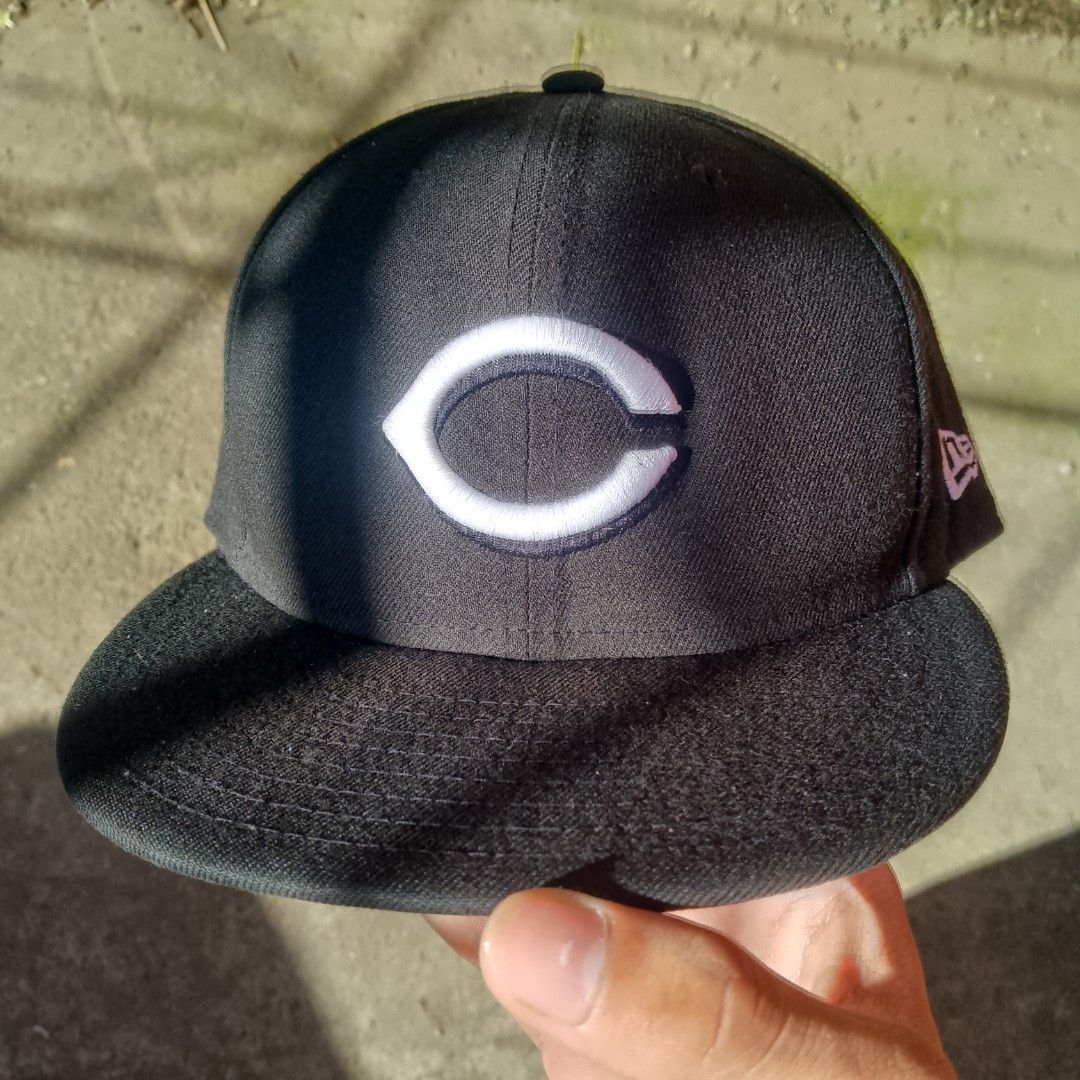 💯 Authentic New Era Cincinnati Reds 59FIFTY Fitted Cap (Category: Caps & Hats) located in Puerto Princesa. Submitted by stancy1986 (Listing ID 1404900484, Image 1). Description: - 💯 Authentic New Era 59FIFTY - Cincinnati Reds logo Fitted cap - Color: Black - Size: 7 5/8 (60.6cm) - Features New Era and MLB logos - Genuine merchandise - Condition: 8/10 It's a Lightly used, Sweatband has minor discoloration from normal use.