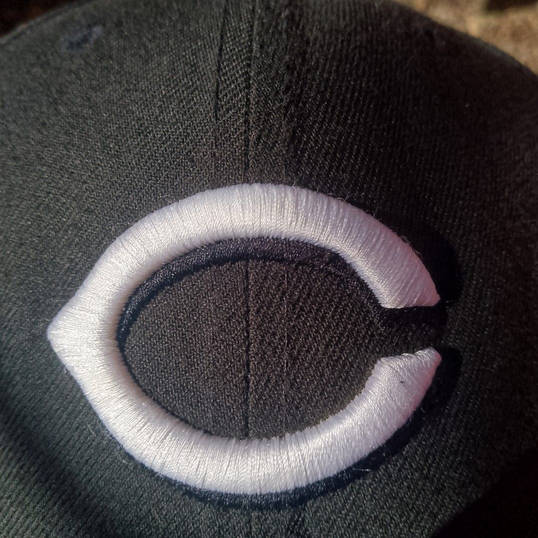 💯 Authentic New Era Cincinnati Reds 59FIFTY Fitted Cap (Category: Caps & Hats) located in Puerto Princesa. Submitted by stancy1986 (Listing ID 1404900484, Image 2). Description: - 💯 Authentic New Era 59FIFTY - Cincinnati Reds logo Fitted cap - Color: Black - Size: 7 5/8 (60.6cm) - Features New Era and MLB logos - Genuine merchandise - Condition: 8/10 It's a Lightly used, Sweatband has minor discoloration from normal use.