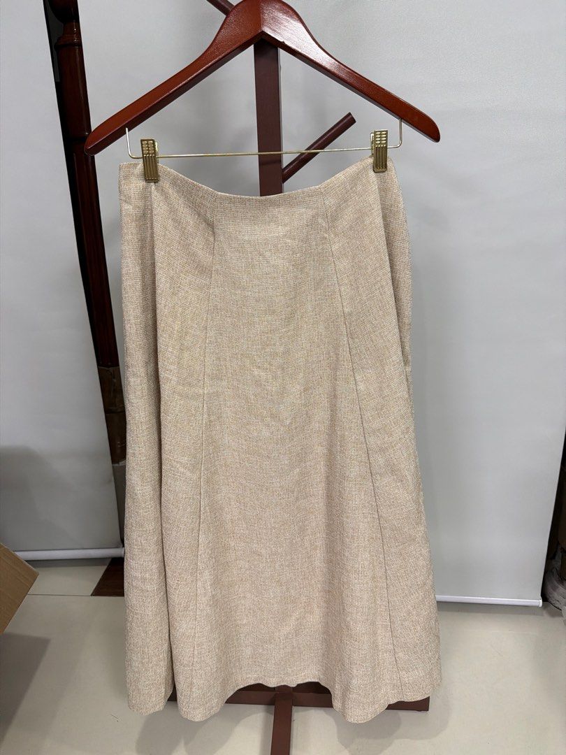 BNWT Shein Beige Skirt XL (Category: Skirts) located in San Juan City. Submitted by bokisy (Listing ID 1405666947, Image 1). Description: - Dazy beige skirt - Size: XL - Condition: New with tags - Design: Simple - Fabric: Textured - Style: Versatile, suitable for various occasions.