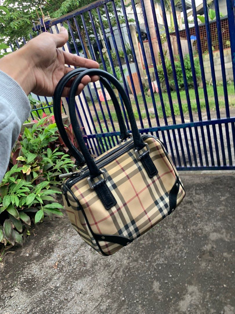 Vintage Burberry Checkered Handbag (Category: Luxury Bags & Wallets) located in Polomolok. Submitted by domingthriftclothes (Listing ID 1405623734, Image 1). Description: .