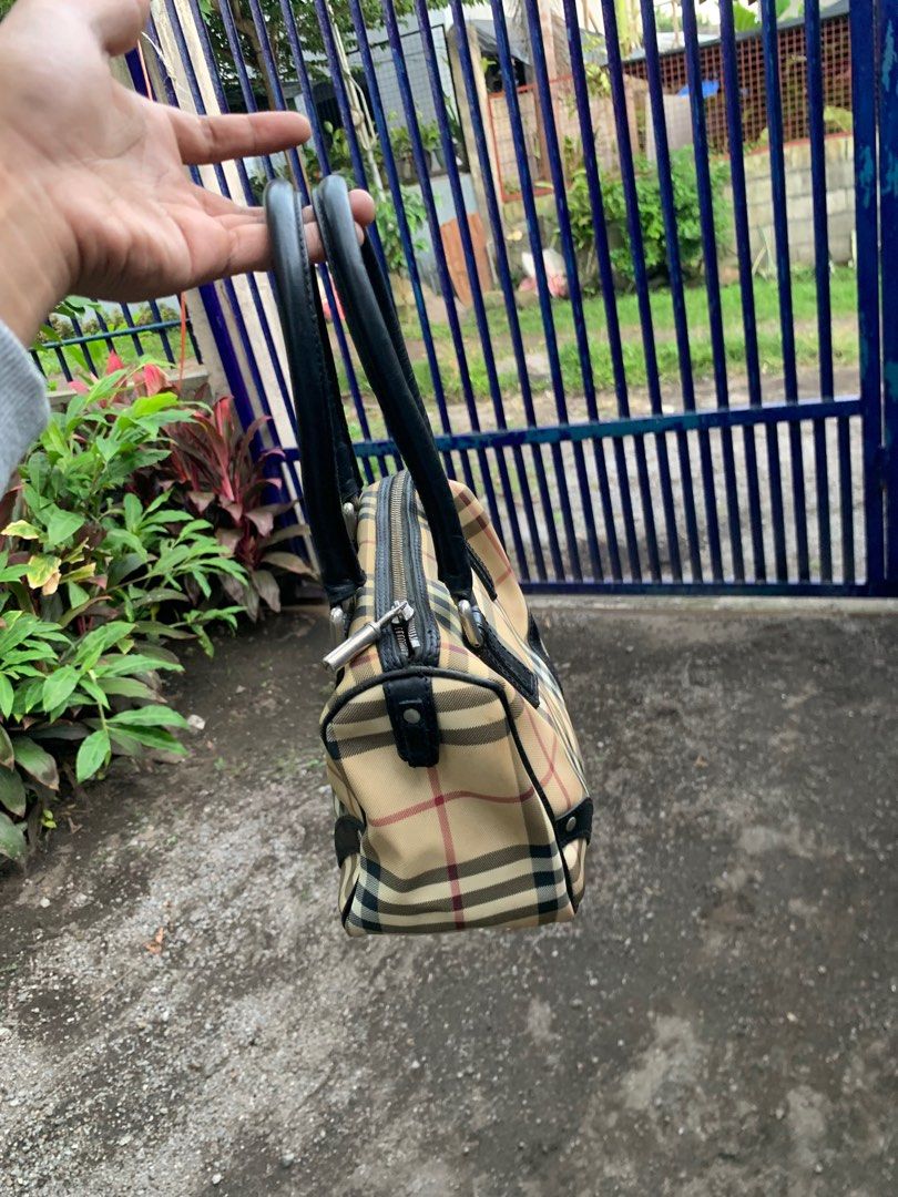 Vintage Burberry Checkered Handbag (Category: Luxury Bags & Wallets) located in Polomolok. Submitted by domingthriftclothes (Listing ID 1405623734, Image 3). Description: .