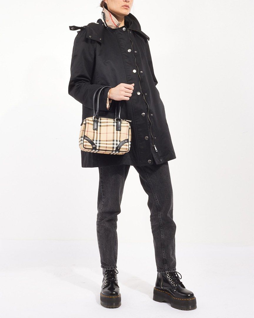 Vintage Burberry Checkered Handbag (Category: Luxury Bags & Wallets) located in Polomolok. Submitted by domingthriftclothes (Listing ID 1405623734, Image 2). Description: .