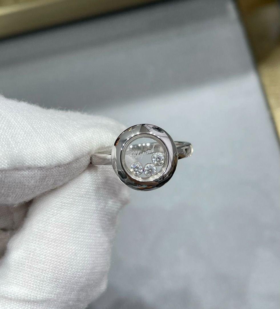 Chopard Happy Diamonds 戒指 （分類：戒指）位於 Hong Kong。 由 youngflower.70001f 提交（商品編號 1405667010，圖片 3）。簡介： Chopard Happy Diamonds 戒指，設計獨特，戒指中心有可移動的鑽石。戒指有兩種顏色可供選擇：金色和銀色。戒指的設計簡潔時尚，適合日常佩戴。。