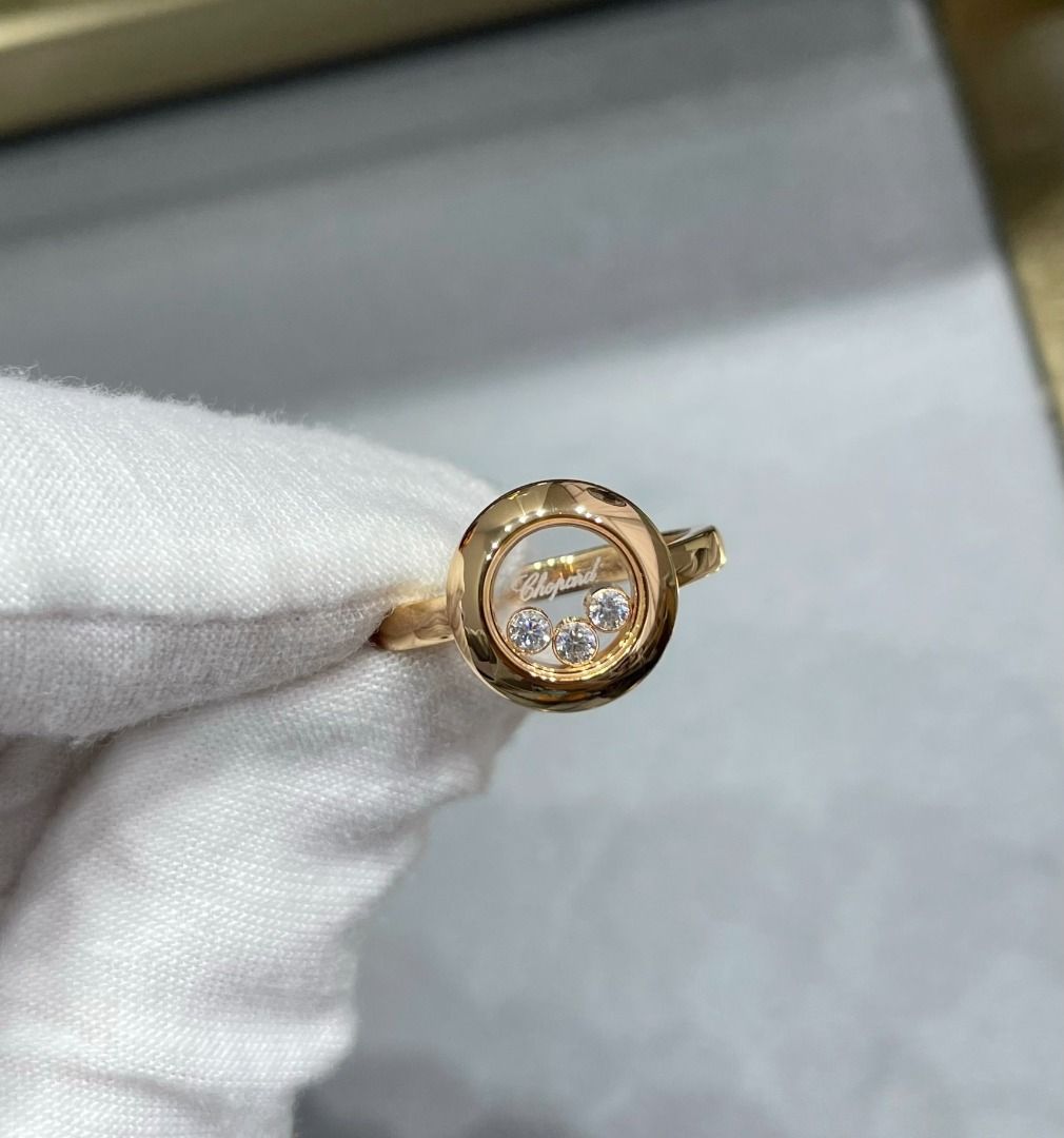 Chopard Happy Diamonds 戒指 （分類：戒指）位於 Hong Kong。 由 youngflower.70001f 提交（商品編號 1405667010，圖片 2）。簡介： Chopard Happy Diamonds 戒指，設計獨特，戒指中心有可移動的鑽石。戒指有兩種顏色可供選擇：金色和銀色。戒指的設計簡潔時尚，適合日常佩戴。。