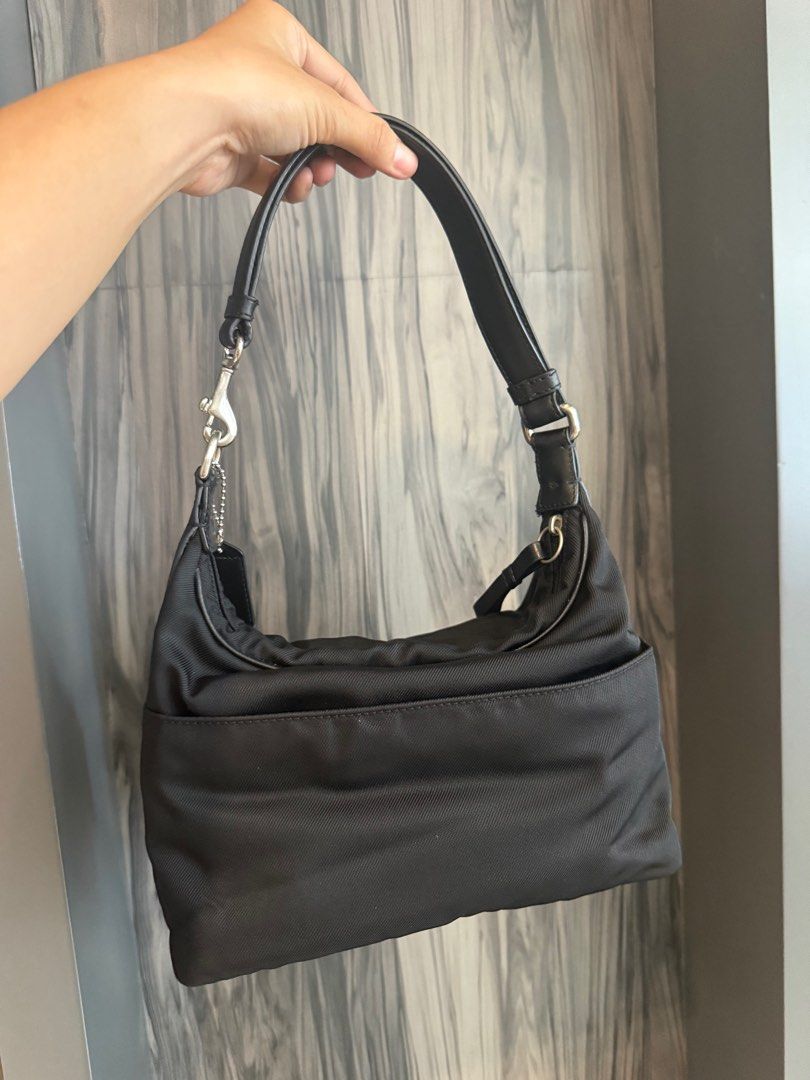 Coach Black twill mercer (Category: Luxury Bags & Wallets) located in Quezon City. Submitted by vianca13 (Listing ID 1405558263, Image 3). Description: Coach Black nylon mercer Minimal sign of use .