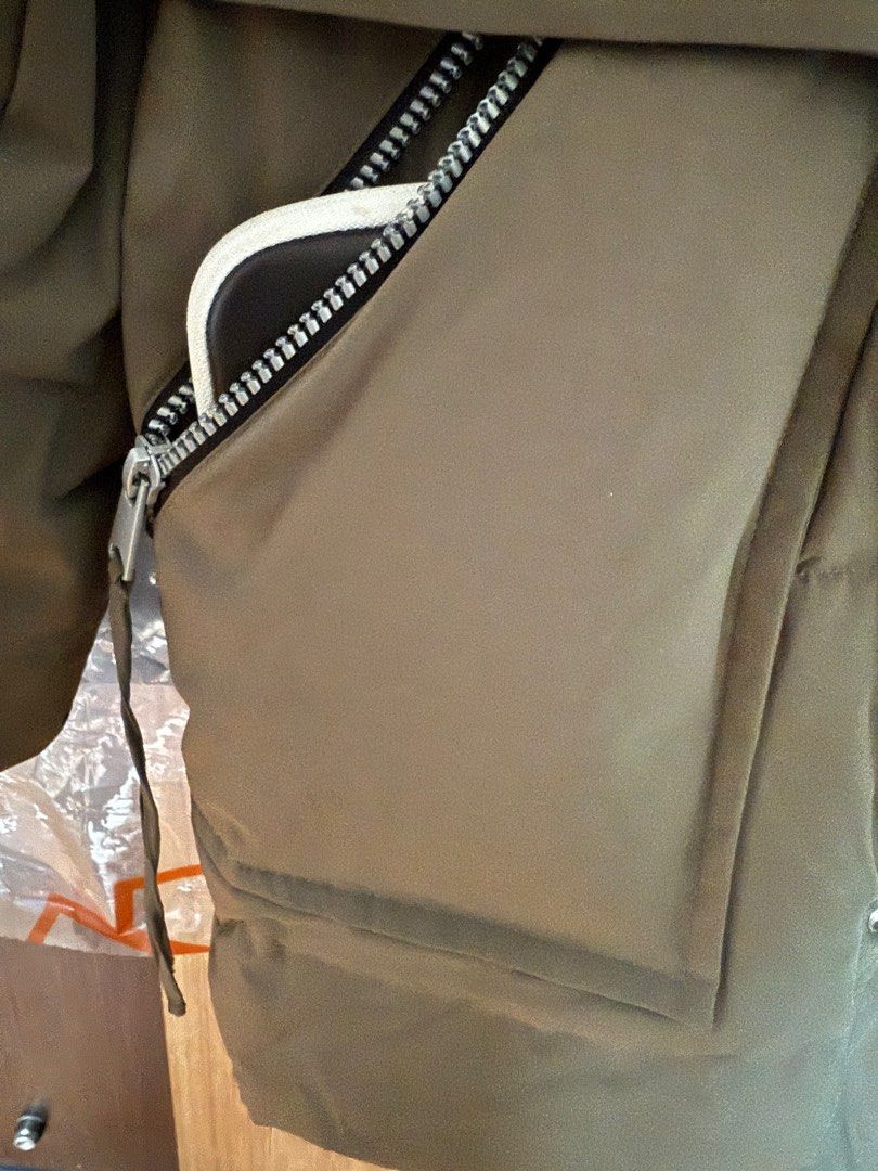Down Jacket (Category: Coats, Jackets and Outerwear) located in Singapore. Submitted by 5ashimi (Listing ID 1401141584, Image 2). Description: Selling to clear space. Have pockets deep enough to fit a Nintendo switch. Can use it for a camera, etc. Comes with a strap to pack the jacket even tighter for travel!.