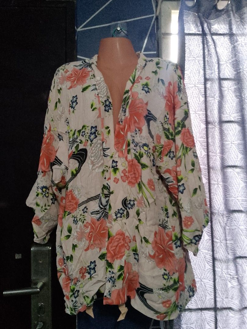 Elizabeth and James Floral Blazer (Category: Blouses) located in Paranaque City. Submitted by jaycee172623 (Listing ID 1405582759, Image 2). Description: - Elizabeth and James blouse - Floral design - V-neck - Long sleeves - Color: Light pink base with pink, blue, and green floral pattern - Size: M/L - Made in China.