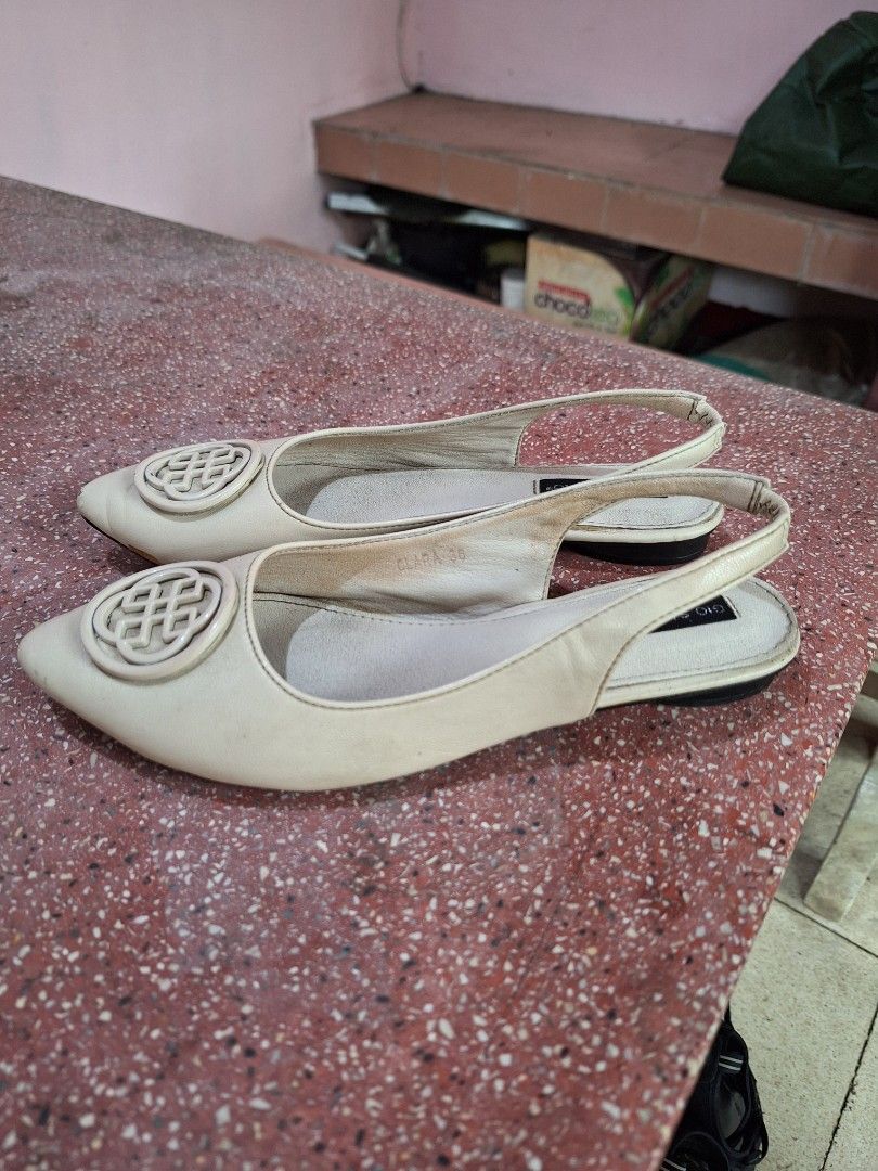 flat shoes gio saverino (Kategori: Sepatu Wanita) berada di Malang. Dikirim oleh nuspreloved (ID iklan 1405586399, Gambar 2). Deskripsi: no minus.