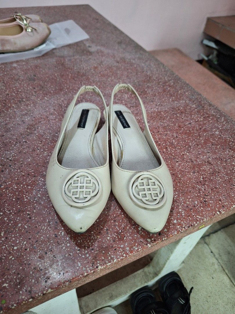 flat shoes gio saverino (Kategori: Sepatu Wanita) berada di Malang. Dikirim oleh nuspreloved (ID iklan 1405586399, Gambar 1). Deskripsi: no minus.