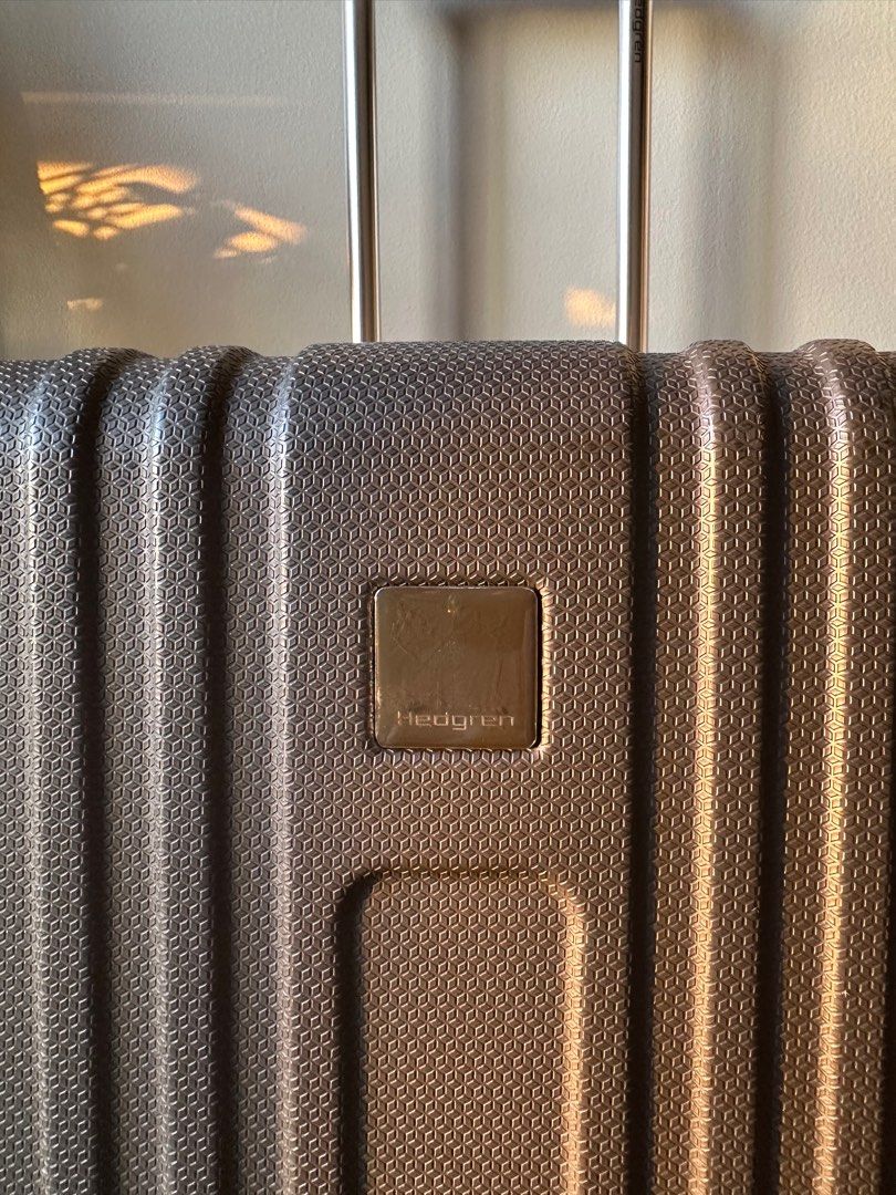Hedgren Hardcase Spinner Luggage (Category: Luggage) located in Taguig. Submitted by mommaskye (Listing ID 1405617313, Image 2). Description: Original Hedgren hard case spinner Flaw: handles need repair Everything else working well, wheels very smooth, handle and zippers all like new.