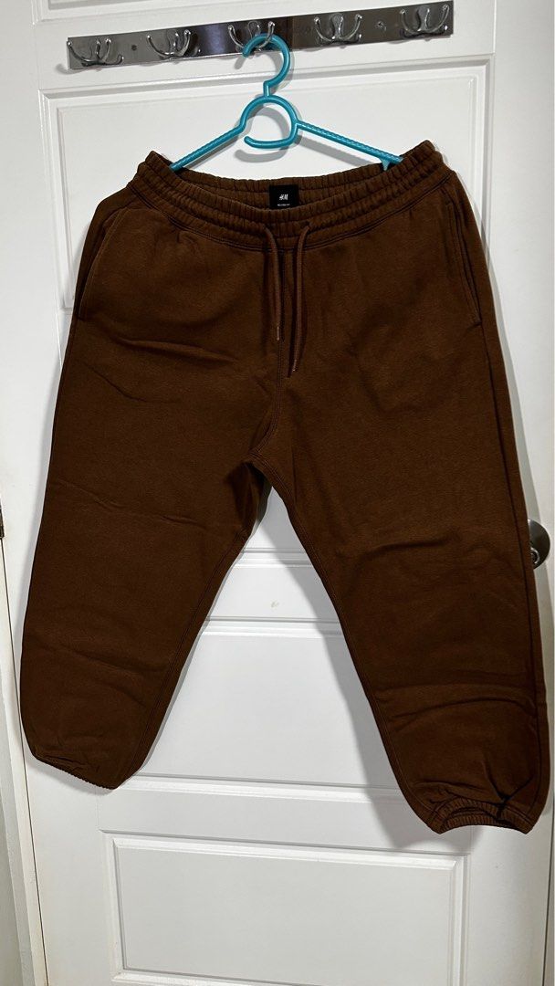 H&M Relaxed Fit Sweatpants - Brown (Category: Joggers) located in Caloocan City. Submitted by _preloved_bb (Listing ID 1405688003, Image 1). Description: - H&M Relaxed Fit sweatpants - Size: S - Features: - Elastic waistband with drawstring - Side pockets - Back pocket - Elasticated cuffs - Material: Cotton-polyester blend - Perfect for casual wear Good quality, perfect for casual occasions. 9/10 condition, perfect for M body built. RFS: declutte