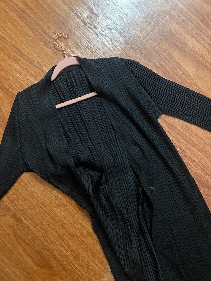ISSEY MIYAKE Pleated Long Black (Category: Coats, Jackets and Outerwear) located in Quezon City. Submitted by reigniris (Listing ID 1405597884, Image 2). Description: - Black pleated coat - Size S - Single button closure - Long sleeves - 100% polyester - Versatile layering piece.