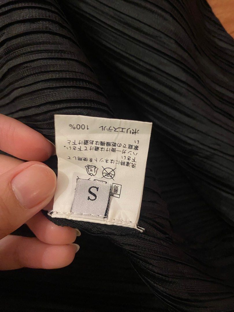 ISSEY MIYAKE Pleated Long Black (Category: Coats, Jackets and Outerwear) located in Quezon City. Submitted by reigniris (Listing ID 1405597884, Image 3). Description: - Black pleated coat - Size S - Single button closure - Long sleeves - 100% polyester - Versatile layering piece.