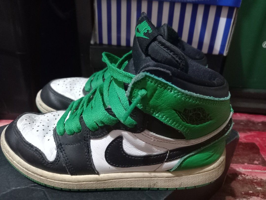 Jordan 1 Retro High OG (PS) Black/Green (Category: Babies & Kids Fashion) located in Manila. Submitted by reginejamito (Listing ID 1405644910, Image 2). Description: - Jordan 1 Retro High OG (PS) sneakers - Size: 2Y - Color: Black, white, and green - Features green laces and black Nike swoosh - Includes original box - Black and green color scheme with white accents Need lang hugasan kasi nakatambak nalang..