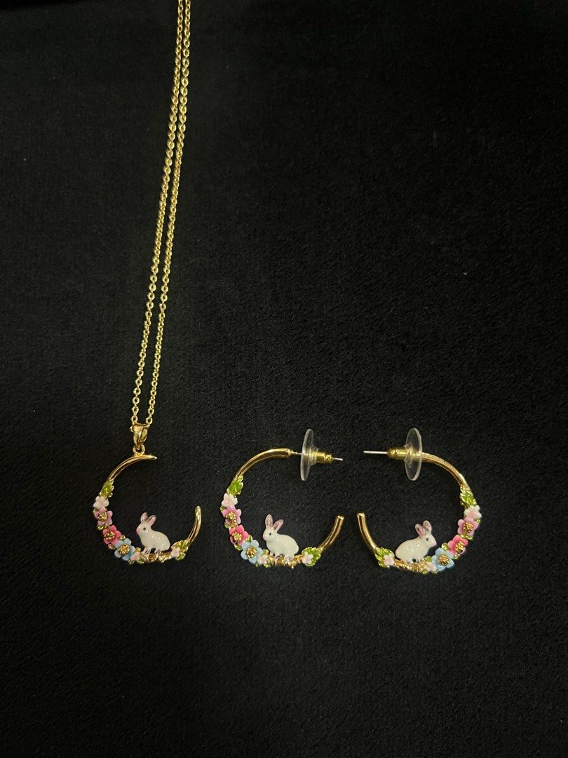 LES NEREIDES FLOWER RABBIT HOOP NECKLACE (Category: Necklaces) located in Cainta. Submitted by frannyyu (Listing ID 1405651232, Image 2). Description: - Haven’t been used - Dm for more photos and questions 💰: GCASH, BANK TRANSFER 🚚 : LALAMOVE, J&T, GRAB .