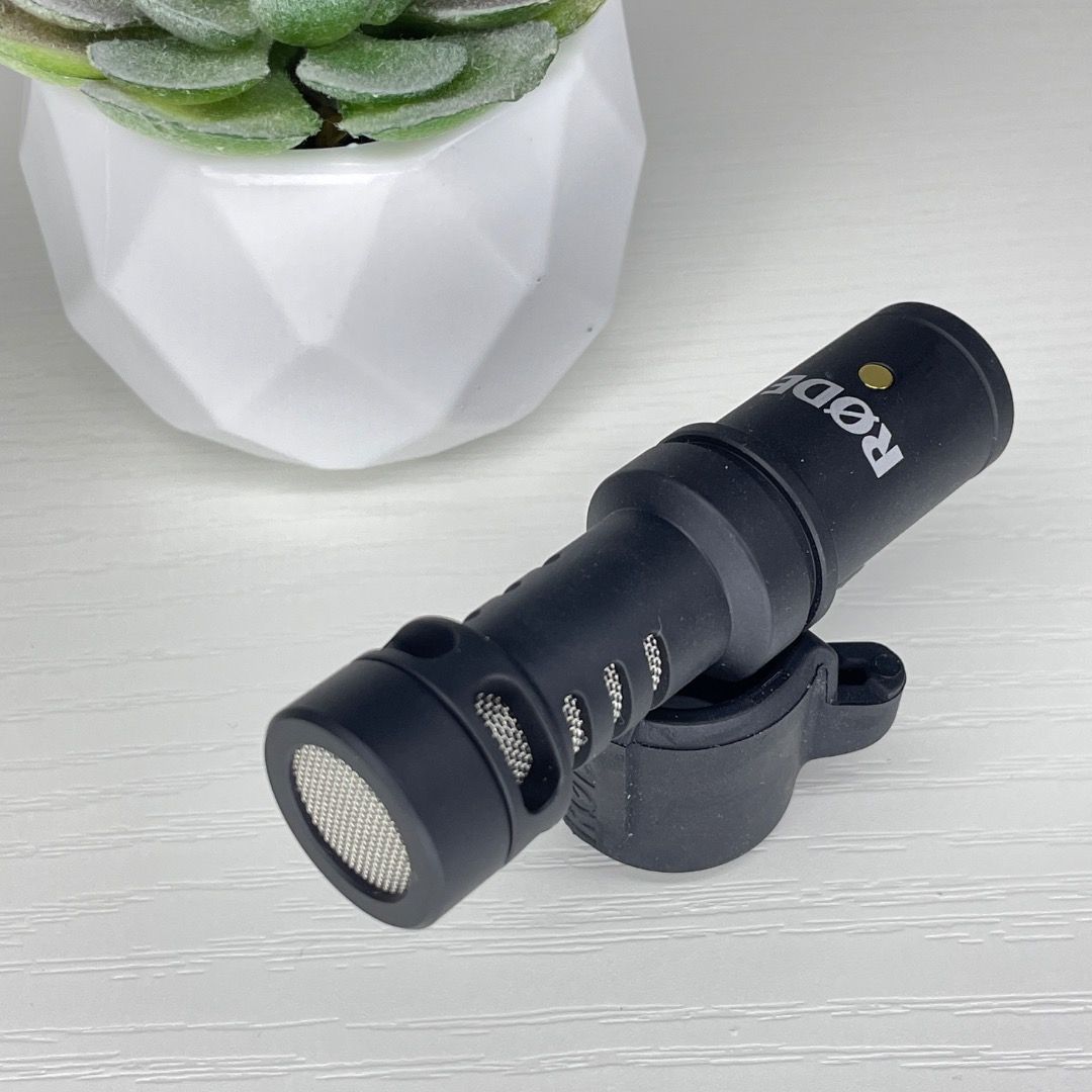 LIKE NEW: Rode VideoMic Me-L Directional Microphone (Category: Microphones) located in Quezon City. Submitted by roseyfinds (Listing ID 1405619005, Image 3). Description: *** AVAILABLE UNTIL UNLISTED *** FINAL PRICE. LOWBALLERS WILL BE IGNORED. Kung Rode ang hanap mo, may pambili ka. - Used once - Rode VideoMic Me-L: Directional microphone for Apple devices. - Includes a furry windshield for outdoor use. - Comes with a convenient clip. - Sleek bl