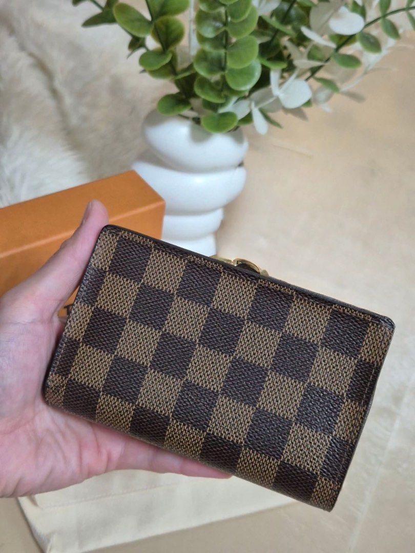 Louis Vuitton Damier Ebene Kisslock (Category: Luxury Bags & Wallets) located in Caloocan City. Submitted by lujosacollection (Listing ID 1405659414, Image 2). Description: Guaranteed Authentic/Original Preloved Louis Vuitton Damier Ebene Kisslock In excellent condition With box and dustbag.