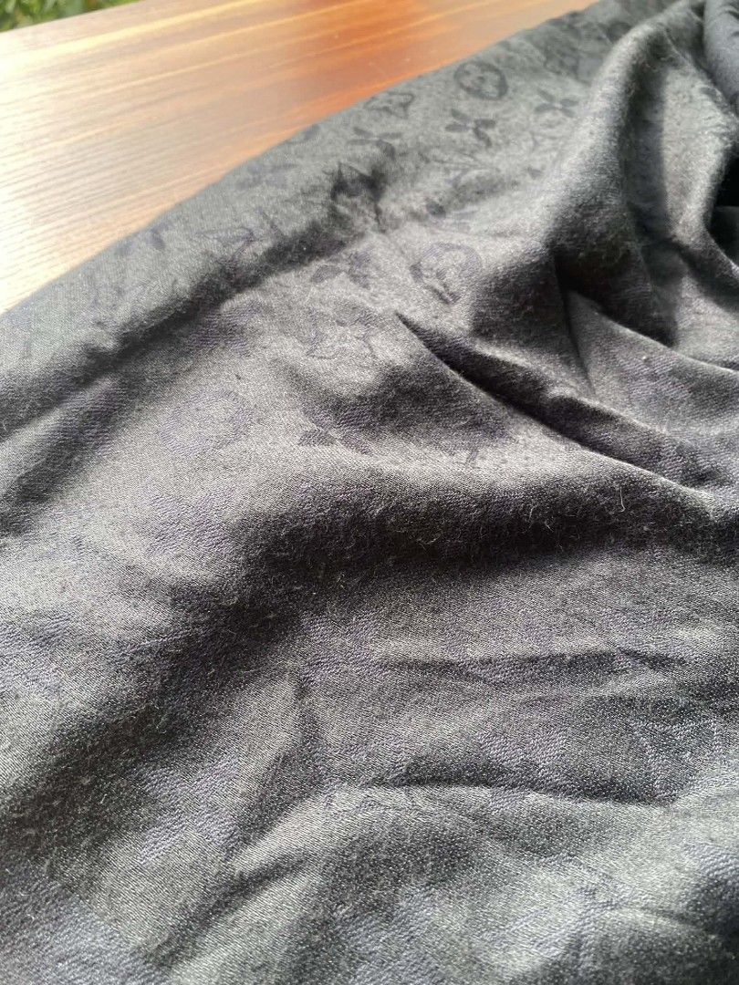 Louis Vuitton shawl (Category: Luxury Apparel) located in Oroquieta. Submitted by quickforest_8a519b (Listing ID 1405648618, Image 2). Description: big from japan surplus with etikita.