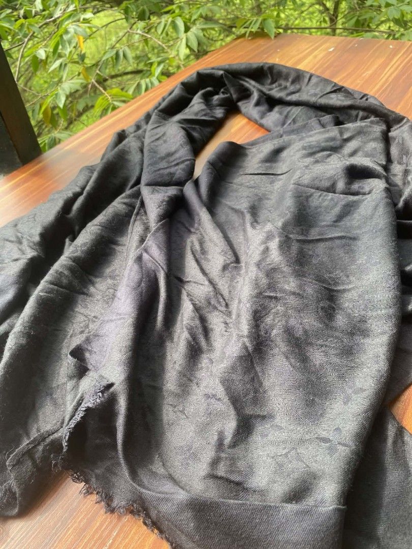 Louis Vuitton shawl (Category: Luxury Apparel) located in Oroquieta. Submitted by quickforest_8a519b (Listing ID 1405648618, Image 1). Description: big from japan surplus with etikita.