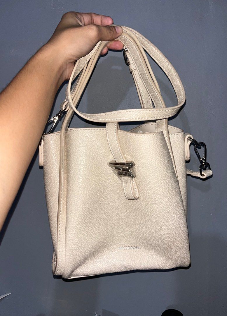 Mossdom bucket bag (Category: Shoulder Bags) located in Quezon. Submitted by lainesells.08 (Listing ID 1405678927, Image 1). Description: .