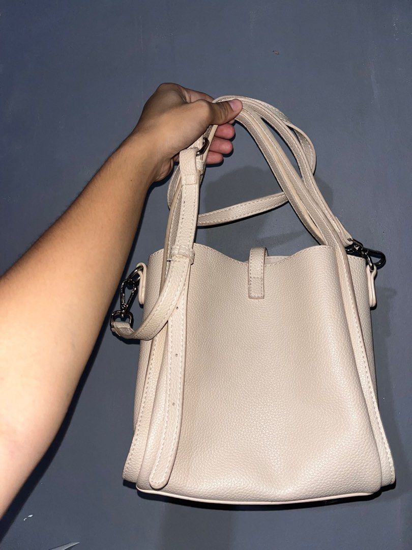 Mossdom bucket bag (Category: Shoulder Bags) located in Quezon. Submitted by lainesells.08 (Listing ID 1405678927, Image 2). Description: .