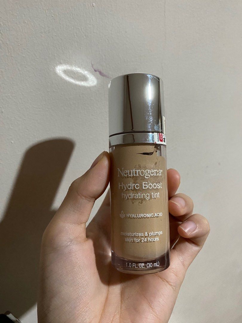 Neutrogena Hydro Boost Hydrating Tint (Category: Makeup) located in Paranaque City. Submitted by declutterbyt (Listing ID 1405580265, Image 1). Description: Shade: Natural beige Bought at CVS in the US RFS: Shade is too dark for me na, nag lighten yung skin ko sa face.