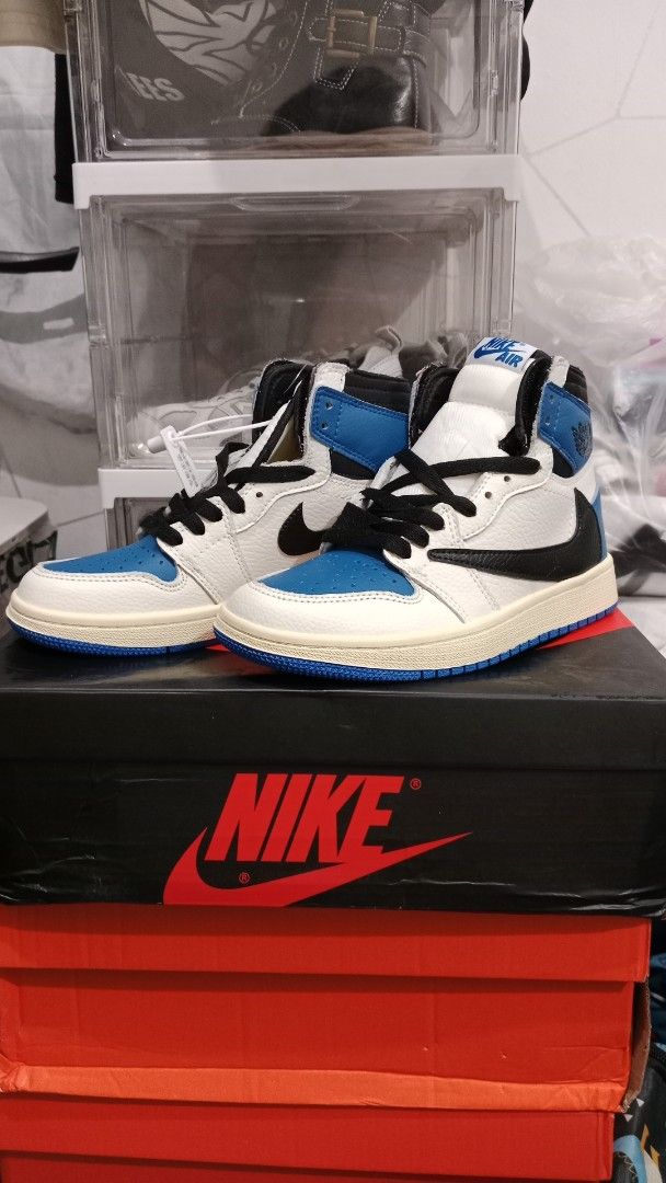 Nike Air Jordan 1 High OG (Category: Sneakers) located in Valenzuela. Submitted by jannah528 (Listing ID 1405576367, Image 1). Description: - Air Jordan 1 top notch - Colorway: White, Black, and Blue - Features Nike Air logo and swoosh - Size: US 5.5, UK 3, EUR 36, 22.5 cm - Includes original box - Made in Vietnam.