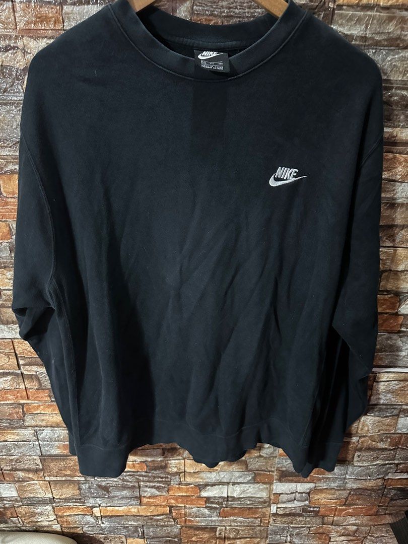 Nike Crewneck Sweatshirt 2XL (Category: Coats, Jackets and Outerwear) located in Paranaque City. Submitted by jer27.jpn (Listing ID 1405585091, Image 2). Description: - Black Nike crewneck sweatshirt - Size: w22,L26 dimes - Features the iconic Nike logo - Comfortable fabric - Classic crew neck design - Long sleeves - Great for layering Sale 299.