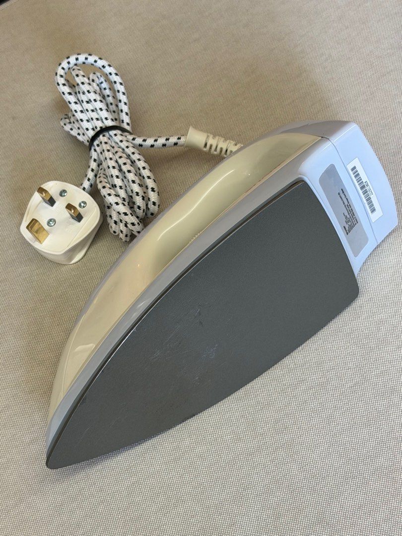 Sharp Iron (Category: Irons & Steamers) located in Singapore. Submitted by btxy98 (Listing ID 1405620370, Image 2). Description: Brand: Sharp Model: AM04.