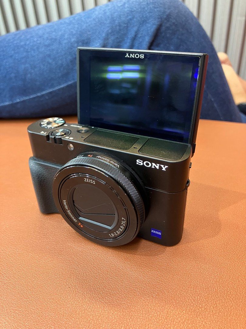 Sony rx100v or sony rx100m5 (Category: Cameras) located in San Juan City. Submitted by uniwyse (Listing ID 1405648341, Image 1). Description: Sony rx100 mark Five secondhand 100% good condition no defect or no history of repair Package includes Sony rx100v secondhand 16gb memory Battery Battery charger Warranty terms: Three months Service warranty sa store po namin. Except warranty: LCD, water damage, or physical damages. we have physical store. 