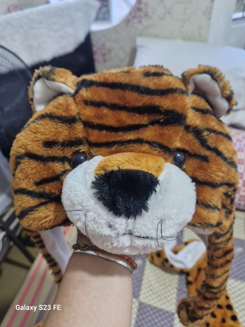 Tiger Hat with Scarf and Paw Gloves (Category: Babies & Kids Fashion) located in Binangonan. Submitted by everythingmustgo78 (Listing ID 1405545573, Image 3). Description: - Tiger costume set - Includes hat, scarf, and gloves - Hat features tiger face - Scarf and gloves have spotted pattern - Gloves have claws and paw design - Perfect for costumes or dress-up.