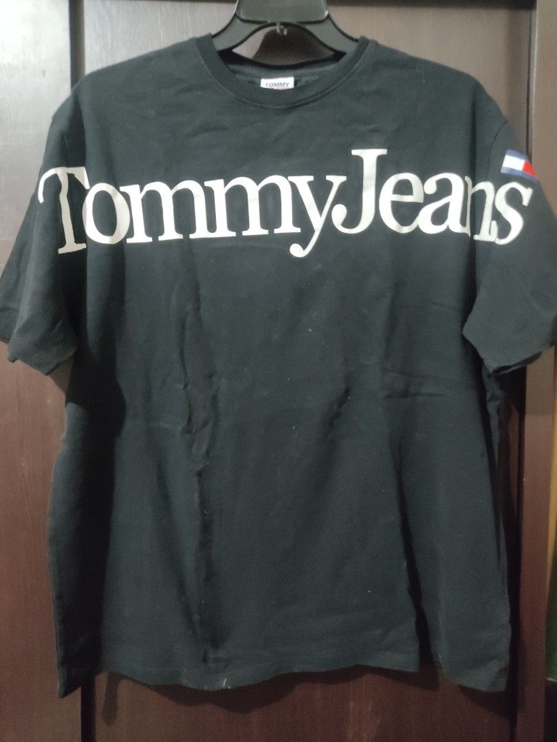 Tommy Jeans Black T-shirt (Category: Shirts) located in Pasig City. Submitted by chelemmm (Listing ID 1405646583, Image 1). Description: - Black Tommy Jeans t-shirt - Unisex - White vertical logo - Crew neck - Short sleeves - Tommy Jeans logo on sleeve - Used twice.