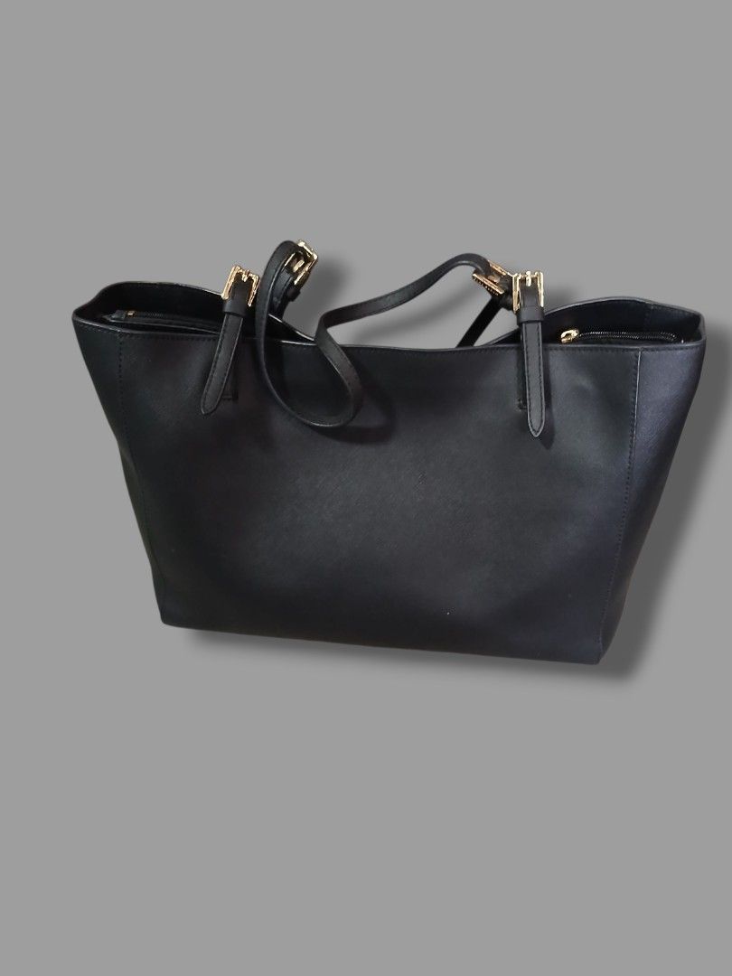 Tory Burch Tote Bag (Last Price) (Category: Luxury Bags & Wallets) located in Zamboanga. Submitted by corneliasbags (Listing ID 1405579784, Image 2). Description: -made up of high quality , durable safiano leather -2 compartment with clean lining (very minimal signs of used) -corners intact, no rubs -handle in great condition with rubber lining intact -hardwares are in gold tone, makintab at makinis pa -3000+sf (non negotiable).
