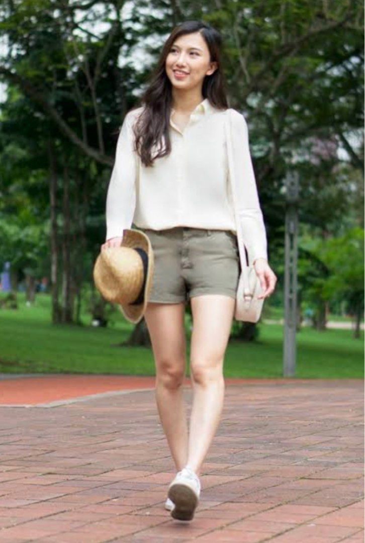Uniqlo rayon long sleeve blouse (Category: Shirts) located in Batangas. Submitted by _azalea (Listing ID 1405590401, Image 1). Description: - Uniqlo white button-down shirt - Size: S - Perfect for casual and semi-formal occasions ⛔️No rush shipping ⛔️No return/exchange.